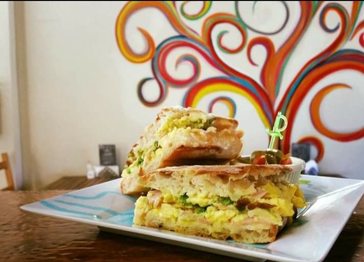 Torta Huevo con Jamón o tocino, queso y aguacate