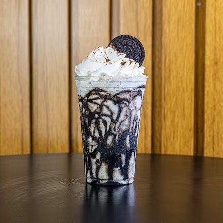 Um milkshake supercremoso, feito com leite Ninho e Oreo criando a combinação perfeita entre delicadeza e intensidade