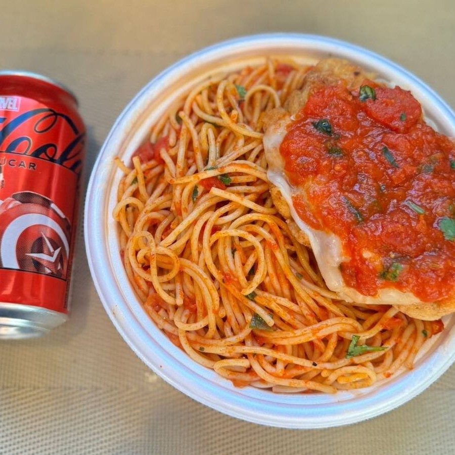 Marmita com delicioso filé de frango parmegiana (empanado na massa crocante coberto com molho de tomates e queijo) acompanhado de macarrão espaguete ao molho de tomates. Acompanha refrigerante Coca Cola lata Zero sem açúcar 350ml bem gelada. Marmita indicada para 01 pessoa.