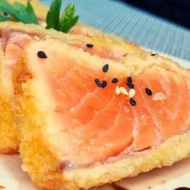 Salmão empanado da farinha panko, teriaki gergelim