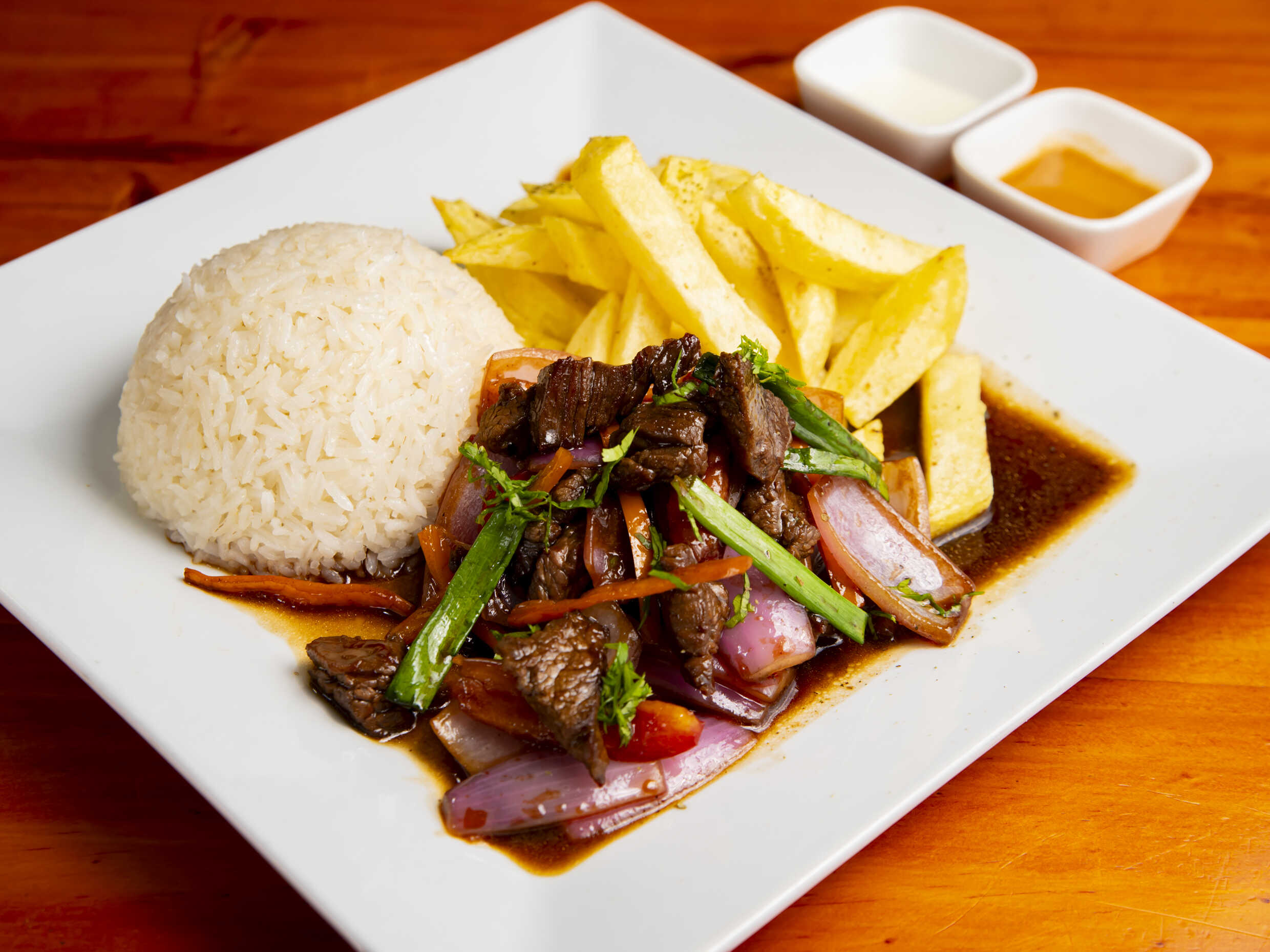 Lomo Saltado + Entrada del día + Bebida