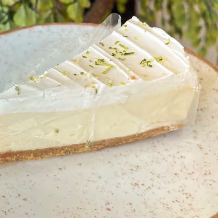 Uma camada crocante de massa de biscoito maizena, irresistível creme de limão e finalizada com chantininho e raspas de limão.