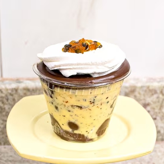 A verdadeira definição de felicidade em camadas! Nosso Copo da Felicidade Maracujá Supremo é uma explosão de sabores: brigadeiro cremoso, mousse de maracujá gourmet, pedaços de brownie macios, chantininho leve e uma calda artesanal de maracujá que dá o toque final. Cada colherada é um momento de pura satisfação! . . . . . #Copodafelicidade #Maracujásupremo #Sobremesaperfeita #Docesqueencantam #Saborirresistíve