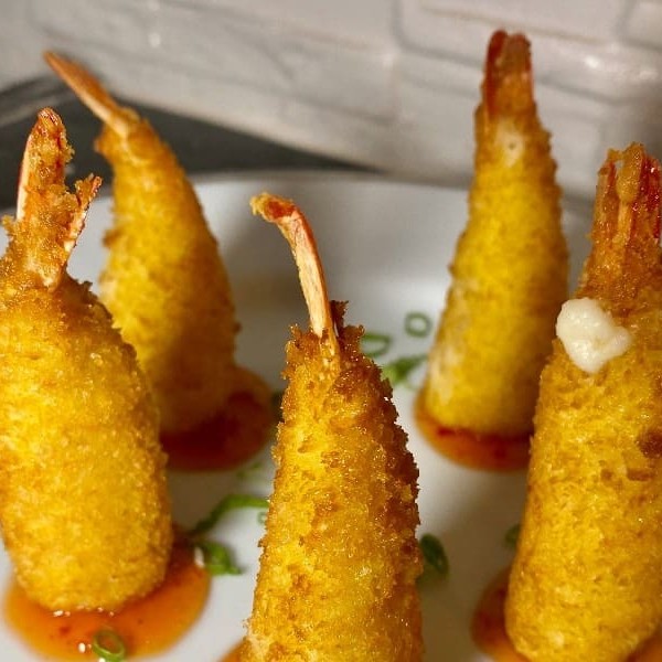 Porção com 10 unidades. Camarão Empanado na farinha panko com Catupiry.