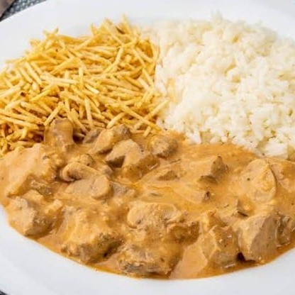 Acompanha: Arroz Branco, Strogonoff Saboroso e bem temperado de Frango e Batata Palha crocante. Entrega bem rápida. Tudo saboroso e da melhor qualidade