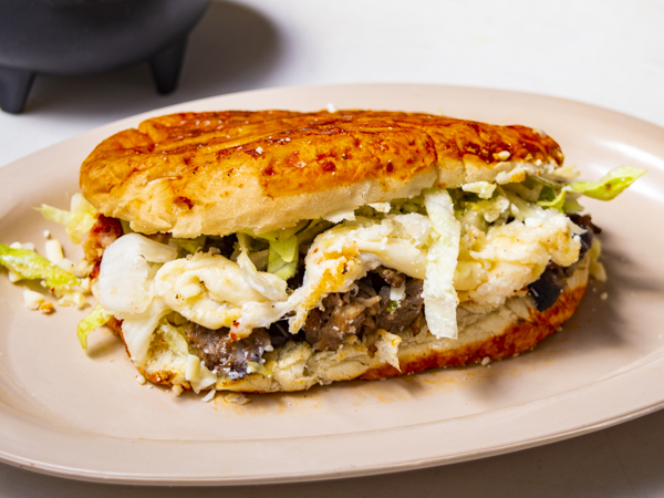 Pambazo con Carne a elegir y Quesillo