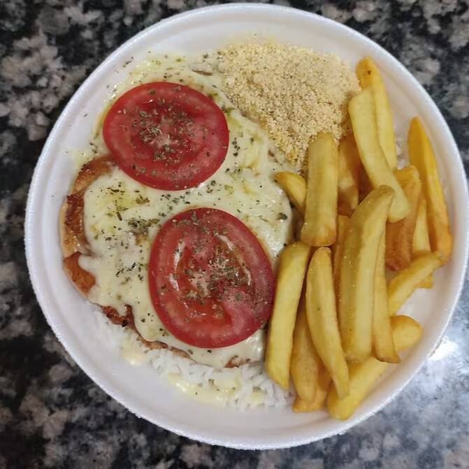 Filé de frango grelhado coberto com muçarela, tomate e orégano. Acompanha Feijão preto, arroz branco, farofa da casa e batata frita. Refeição individual servida em uma mamita de 750ml