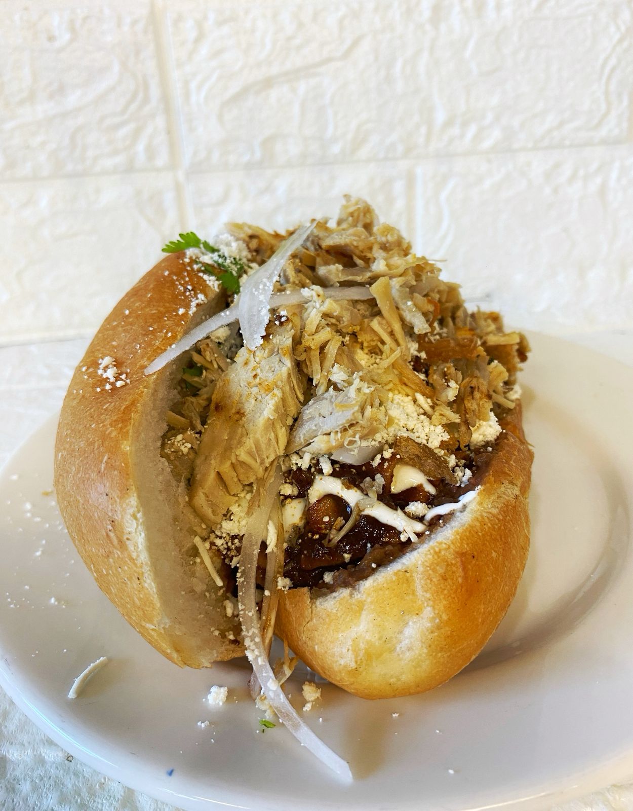 Torta Chilaquil Frijol + Proteína a Escoger