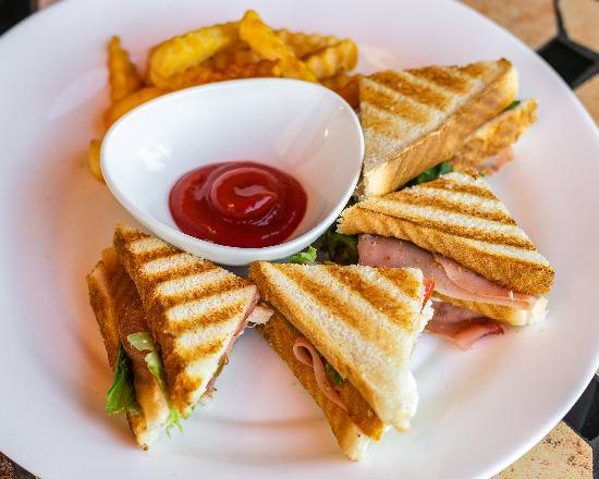 Club Sandwich Con Papas