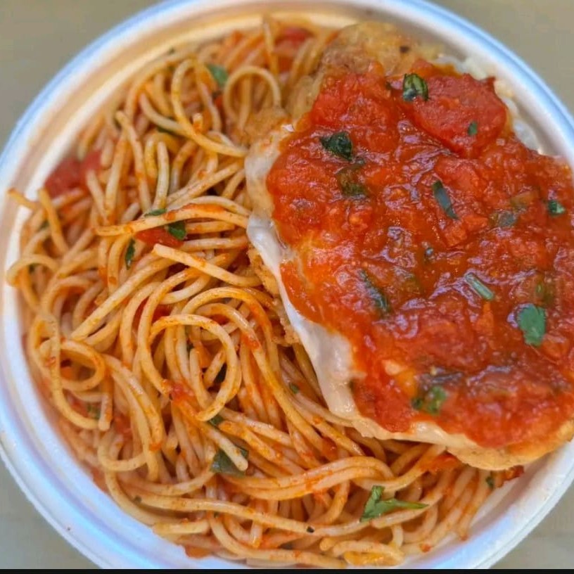 (Marmita ) Filé de frango empanado com queijo derretido e molho de tomate caseiro sobre espaguete soltinho. Parmegiana do jeitinho brasileiro!  “Com muito queijo e molho caseiro!”