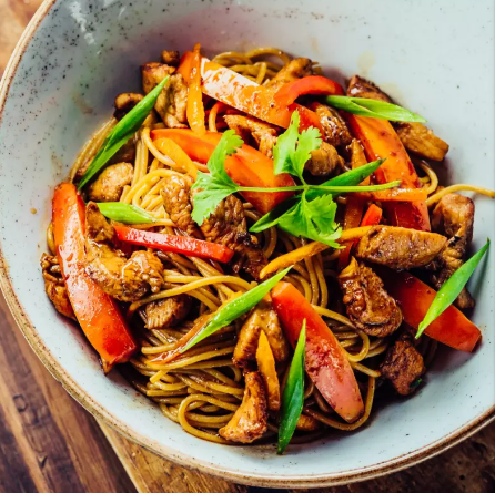Tallarín Saltado de Pollo