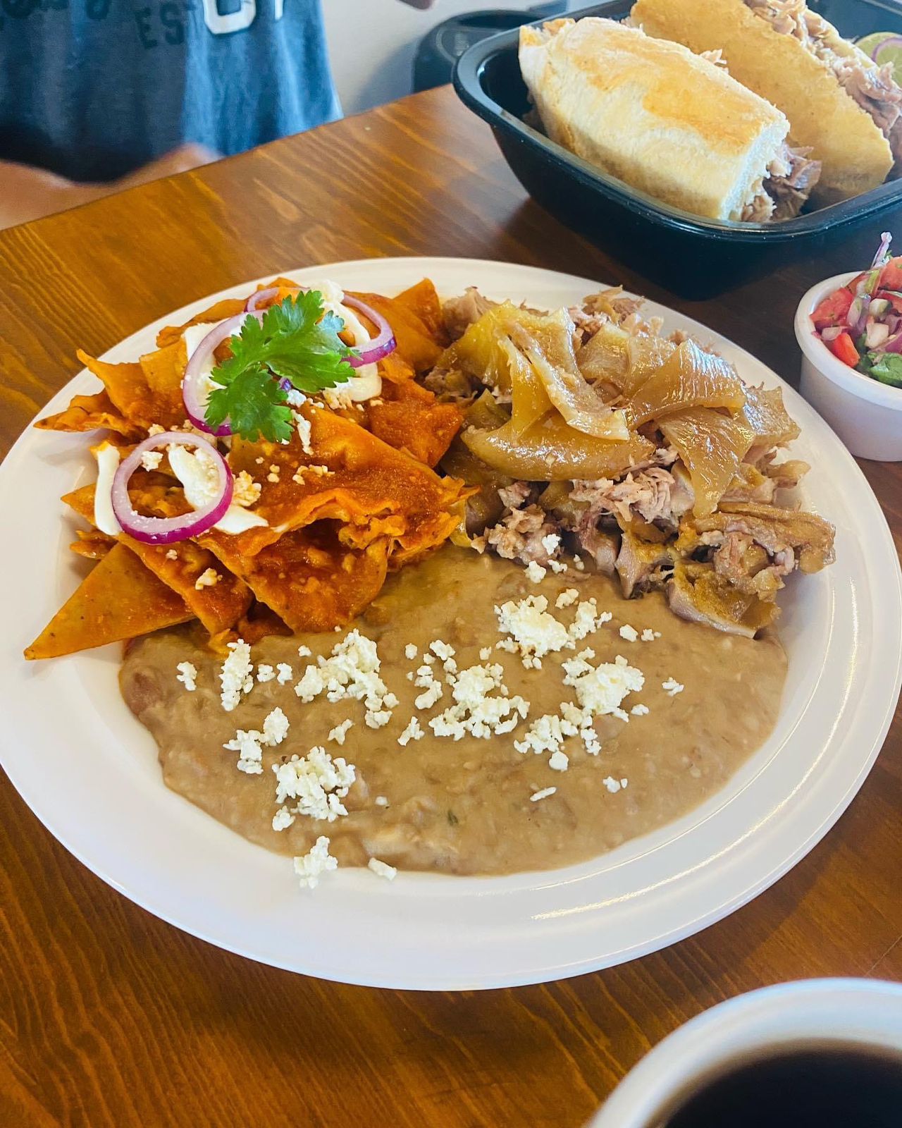 Chilaquiles rojos con carnitas