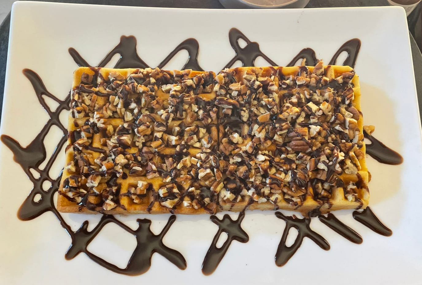 Waffle Nuez Salsa de Chocolate