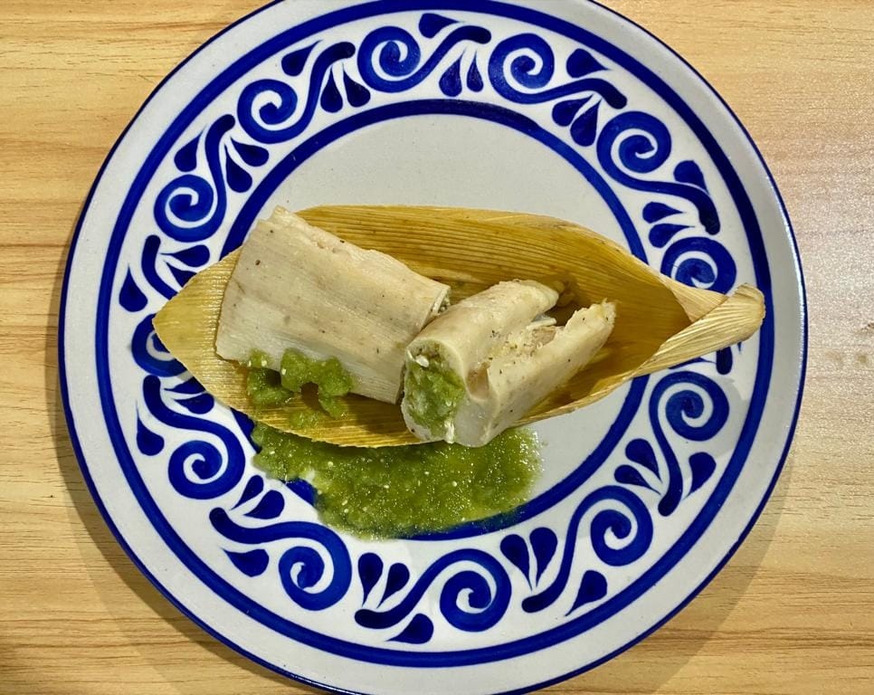 Tamal de Pollo en Salsa Verde Gde