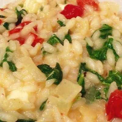 Todos os nosso risotos são elaborados com caldo de legumes feito na casa e fiarroz arborio finalizado com pamesão e mussarela(aproximadamente 600 grama)