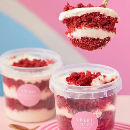 Deliciosa versão do famoso bolo americano veludo vermelho: massa fofinha e molhadinha Red Velvet e creme com toque de Cream Cheese. Contém 180 ml.