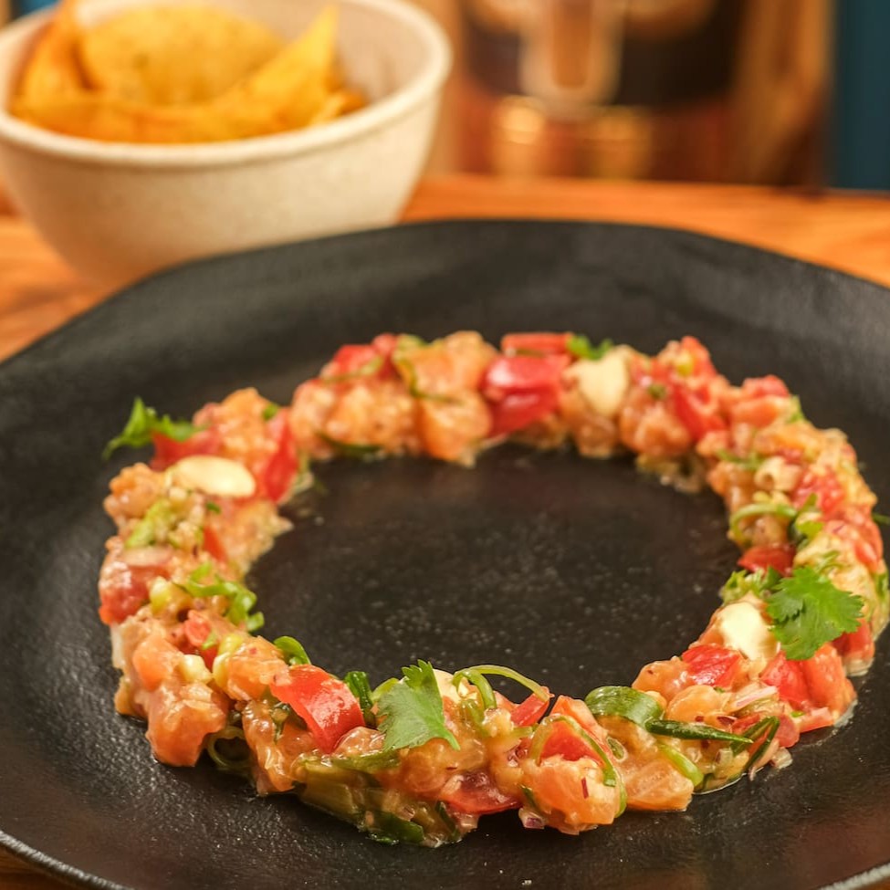 Nossa versão do típico prato havaiano feito com cubos de salmão, tomate, cebola roxa e temperos da chef. Acompanha tortilha de milho crocante.