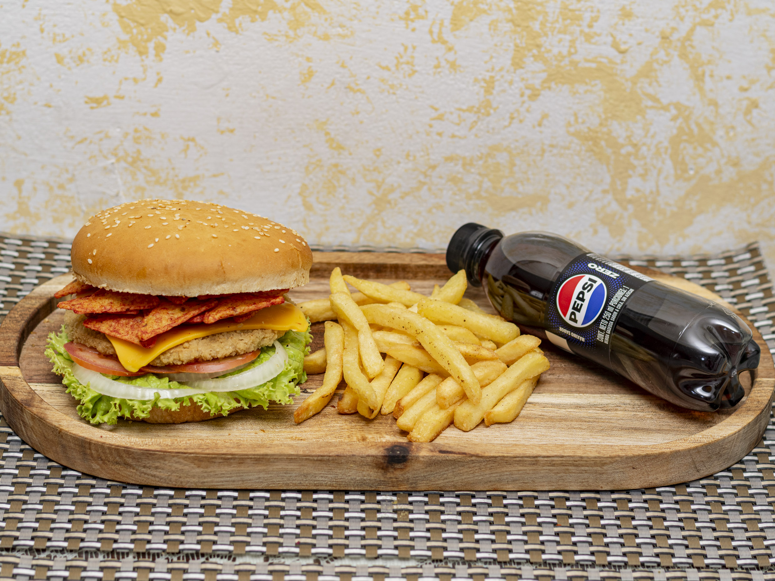 Combo DORITOS HOT CHICKEN BURGER