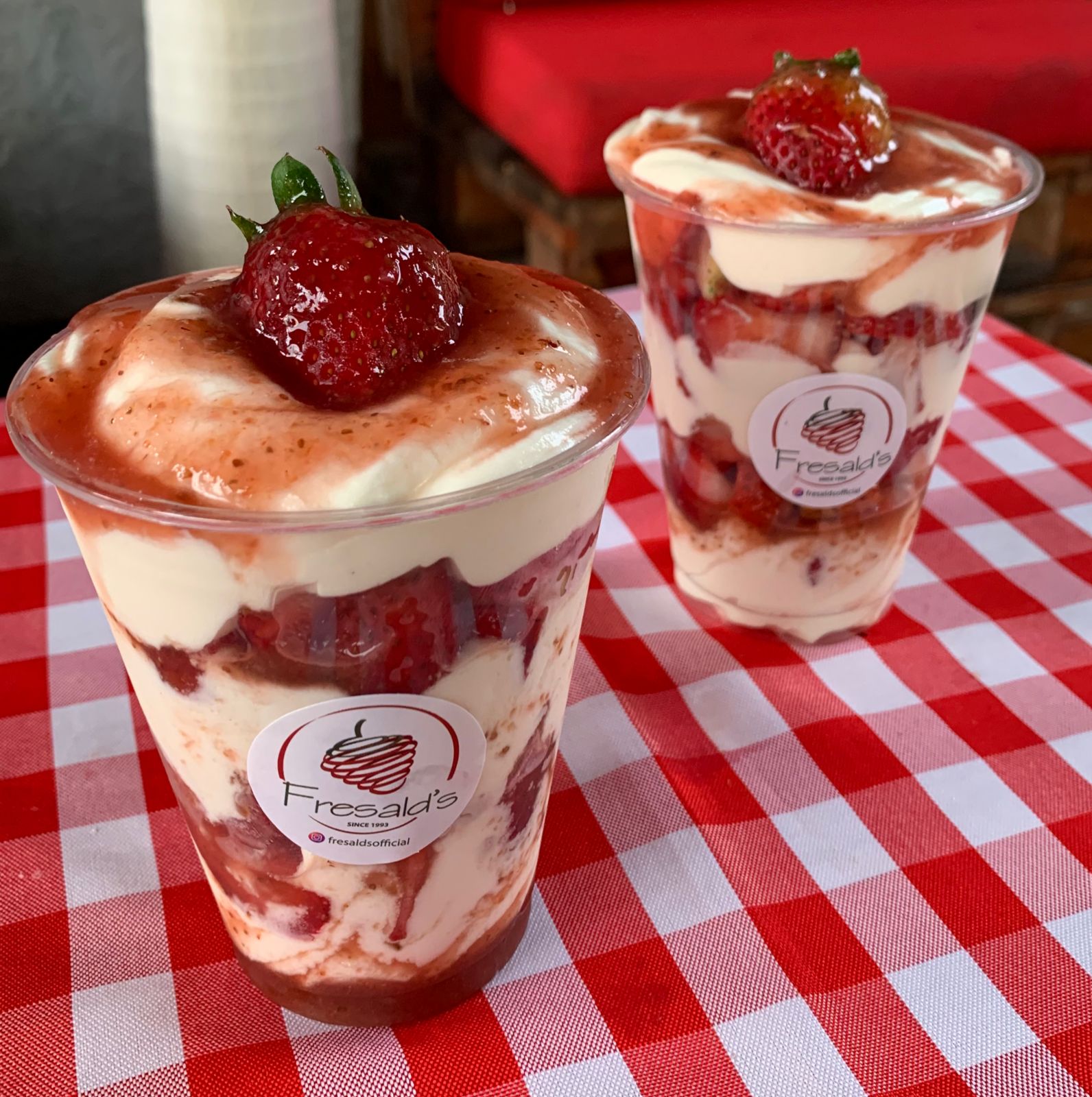 2 Fresas con Crema 12 Oz + Mermelada de Fresa
