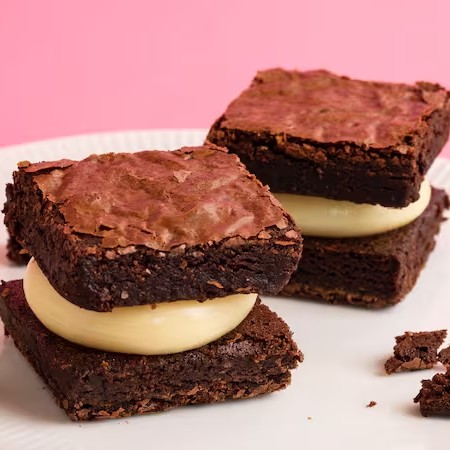 Brownie recheado bem chocolatudo, macio por dentro e crocante por fora. Tamanho 5x5 cm. Dica da Vivian Guimarães: aqueça alguns segundos no microondas para que fique Perfeito!