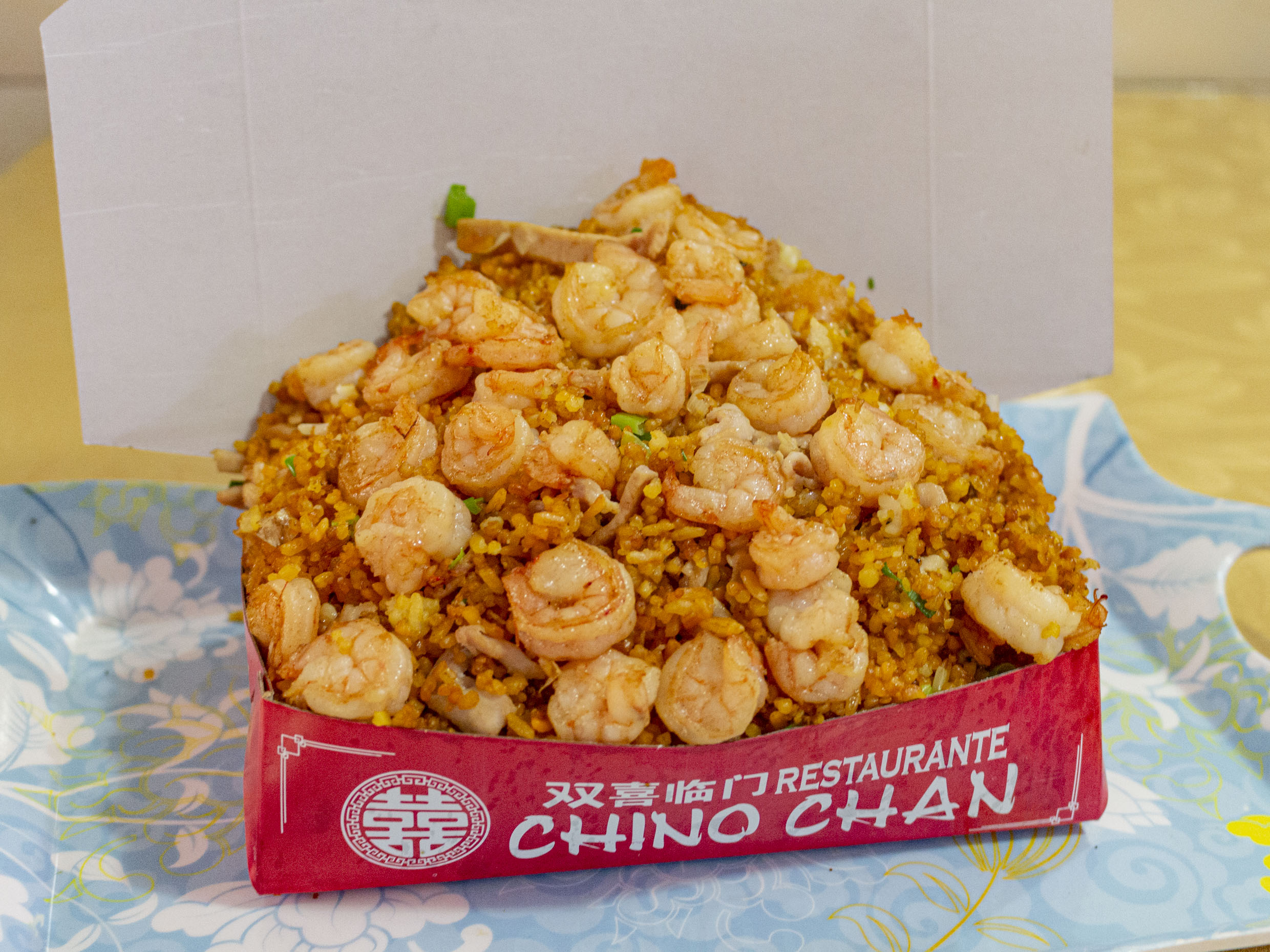 Arroz chino con camarones mediano