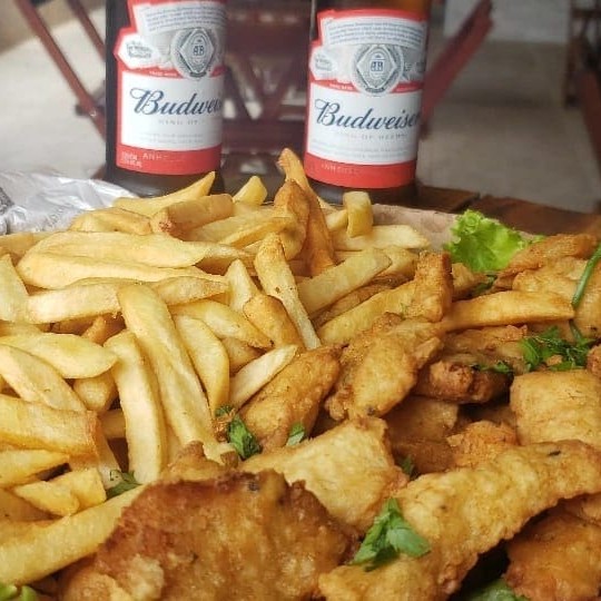Uma generosa porção de isca de peixe super crocante com um toque de limão...que ainda vai acompanhado de molho. E mais do complemento que você escolher.  Serve 2 pessoas.