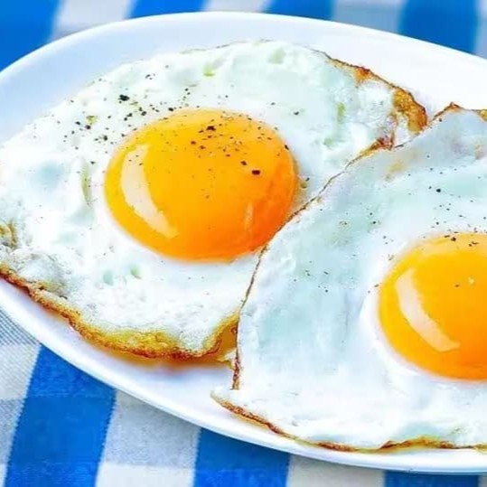 3 Ovos caipiras fritos. Acompanha Feijão preto, arroz branco, farofa da casa e batata frita. Refeição individual servida em uma marmita de 750ml
