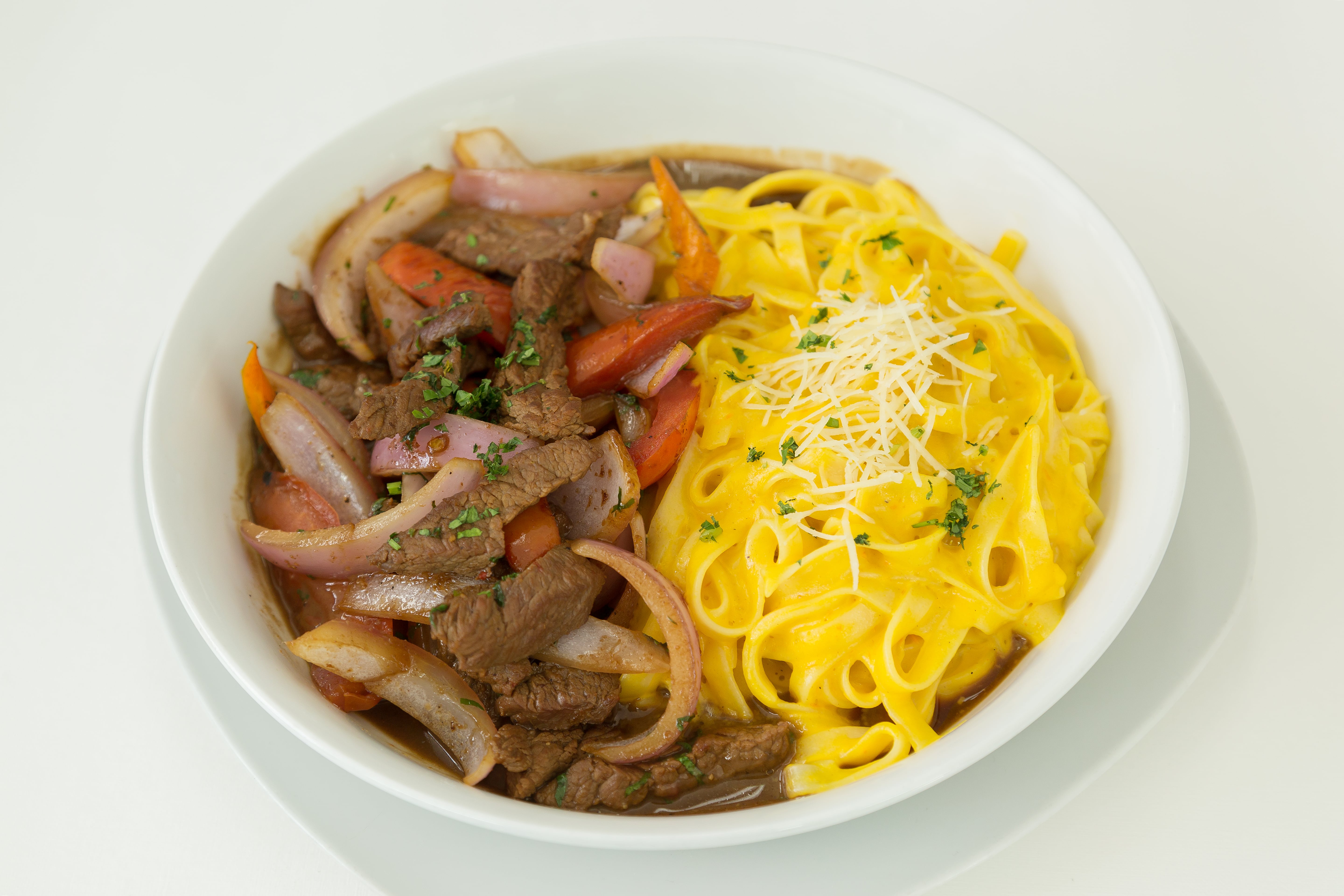 Fetuccini a la Huancaína con Lomo al Jugo