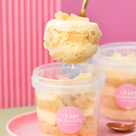 Delicioso bolo gelado: recheio cremoso de coco com doce artesanal de abacaxi intercalado com finas camadas de bolo de baunilha. Contém 180 ml.