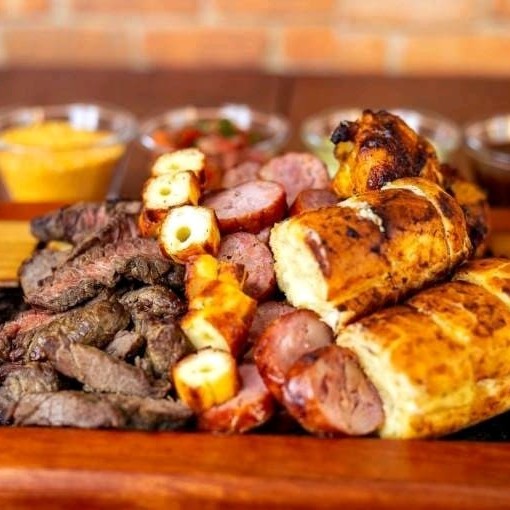 Monte de seu jeito a sua porção de churrasco misto, no total de meio kilo de churrasco (500gramas) e molho, farofa e batata frita