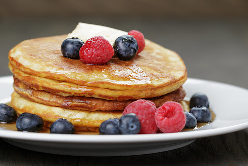 Hot Cake con Fruta y Licuado