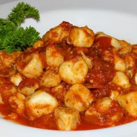 Delicie-se com nosso irresistível Nhoque (Gnocchi) ao Molho de Bacon! Uma porção generosa de 200g de massa, feita com ingredientes de alta qualidade, à sua escolha entre Batata Inglesa, Aipim com Ervas, Batata Doce ou Espinafre. Acompanhado por um delicioso molho de tomate com pedaços de bacon refogados, que proporcionam um sabor incrível. Um prato completo de 400g que vai satisfazer seus desejos