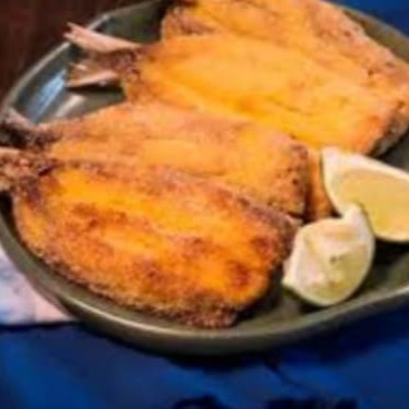 A sardinha frita é acompanhada de um arroz soltinho e bem temperado, um pirão de sabor autêntico, uma salada fresca e deliciosas batatas fritas, douradas e crocantes. Nossa sardinha muito bem temperada. É uma combinação de sabores que promete uma experiência digna de ser repetida.