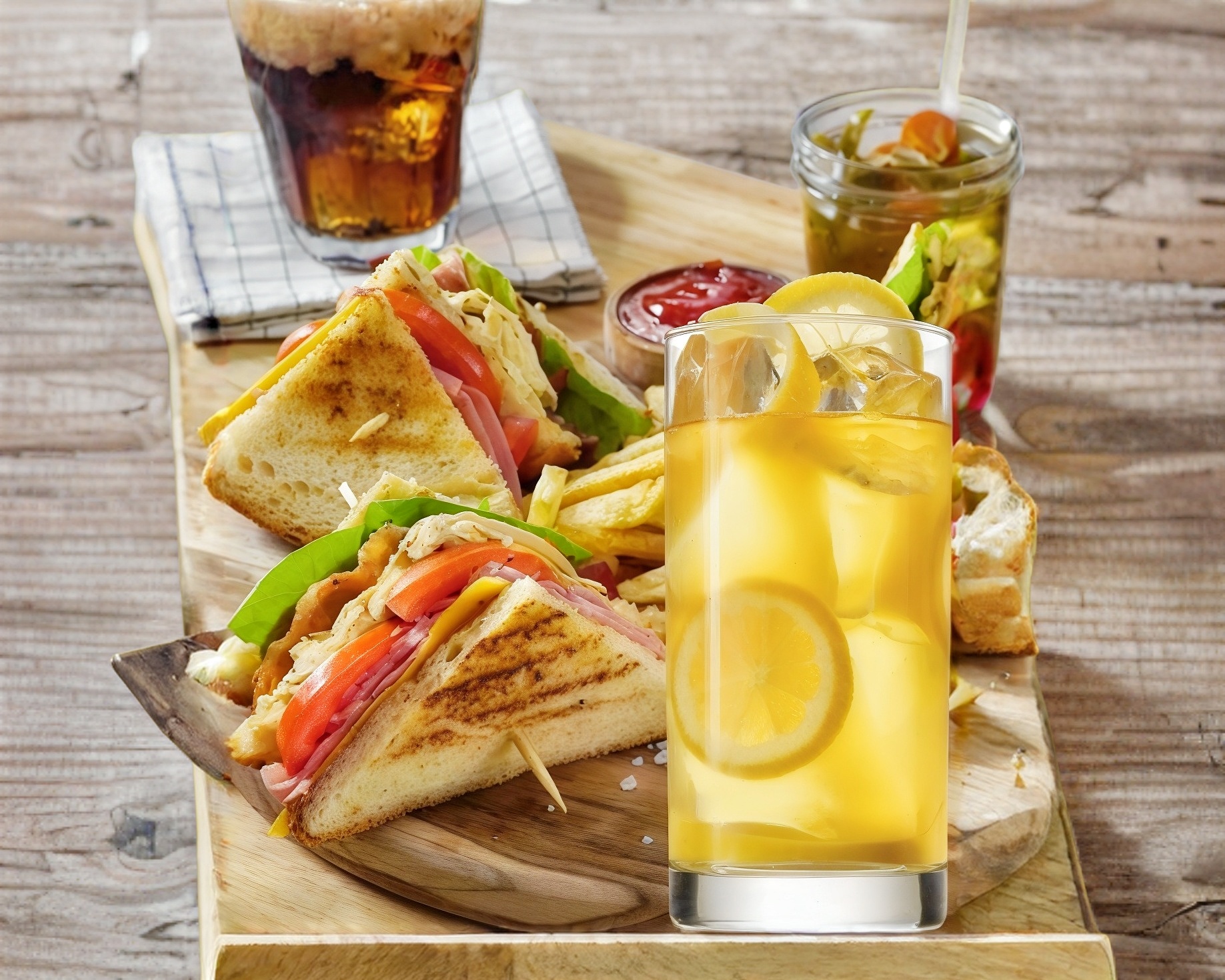 Club Sándwich + Limonada Natural 1 Litro