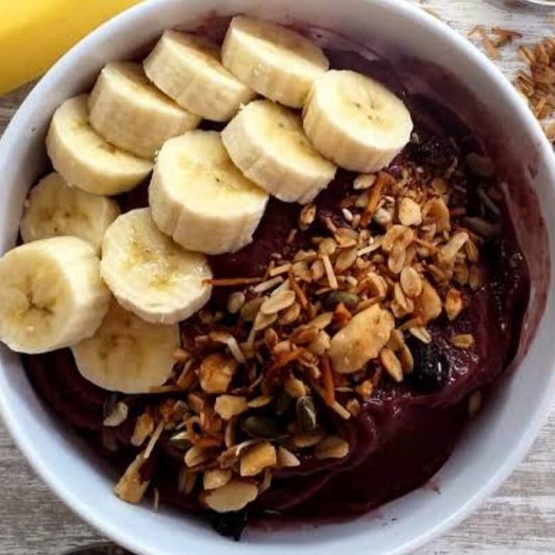 Açai artesanal batido com frutas e xarope de Guaraná também artesanal e aproximadamente 1 kg do melhor açai da zona norte, peça tire suas dúvidas. * peso aproximado*