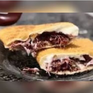 Massa de pastel frita recheada com carne seca, mussarela e Catupiry.
