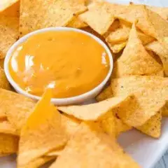 Nachos con Salsa Cheddar