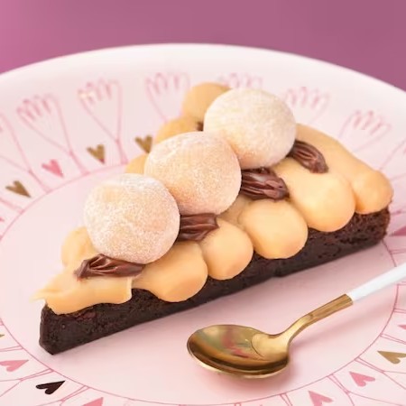 Nossa deliciosa massa de brownie bem molhadinho e chocolatudo com muito recheio de brigadeiro de leite Ninho, Nutella pura e 3 brigadeiros de leite Ninho no topo.