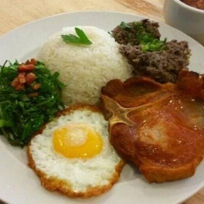 Acompanha arroz, tutu, couve e ovo