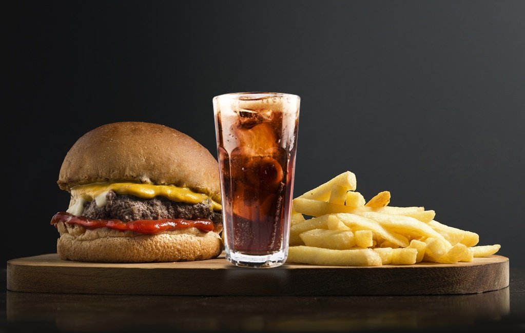 Hamburguesa con Papas y Refresco