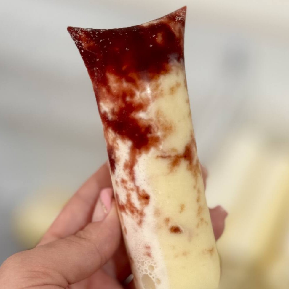 Feito artesanalmente e sem água! Base de Ninho muito cremosa combinada com geléia de morango artesanal! Peça já o seu! Tam aproximado 14 cm comprimento e 6 cm largura