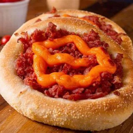 Mussarela, calabresa, cebola e cheddar.