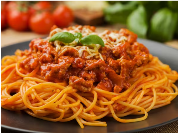 Macarrão espaguete, carne moída com queijo mussarela.