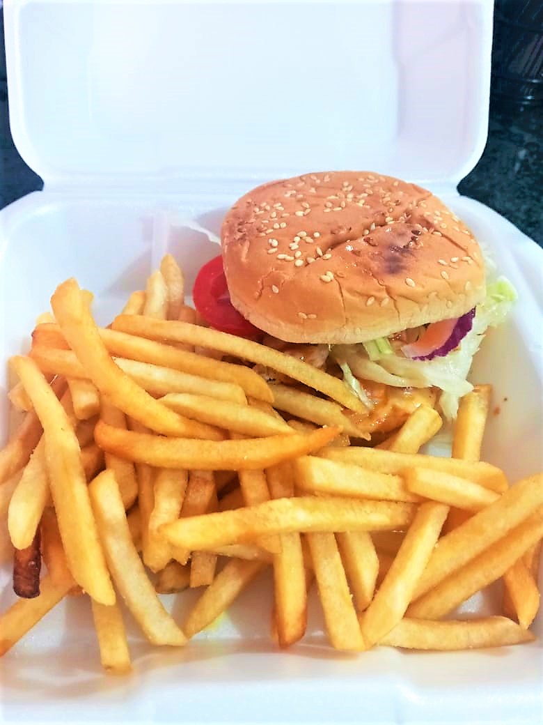 Hamburguesa con camarón y papas