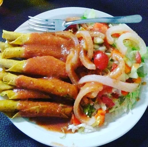 Flautas Con Salsa De Guacamole + Coca Cola