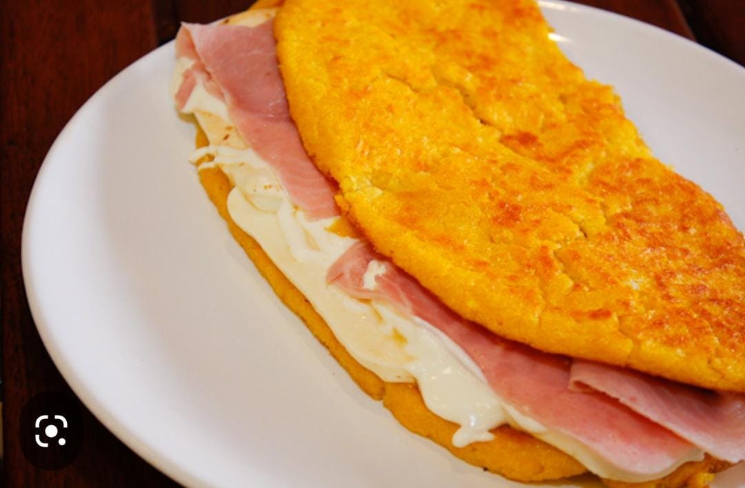 Cachapa con Jamón y Queso