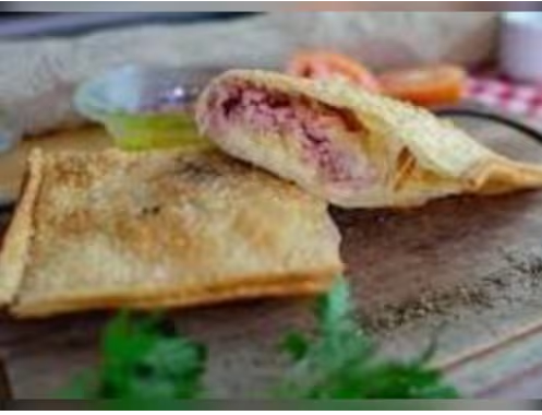 Massa de pastel frita recheada de queijo com presunto. 30cm.