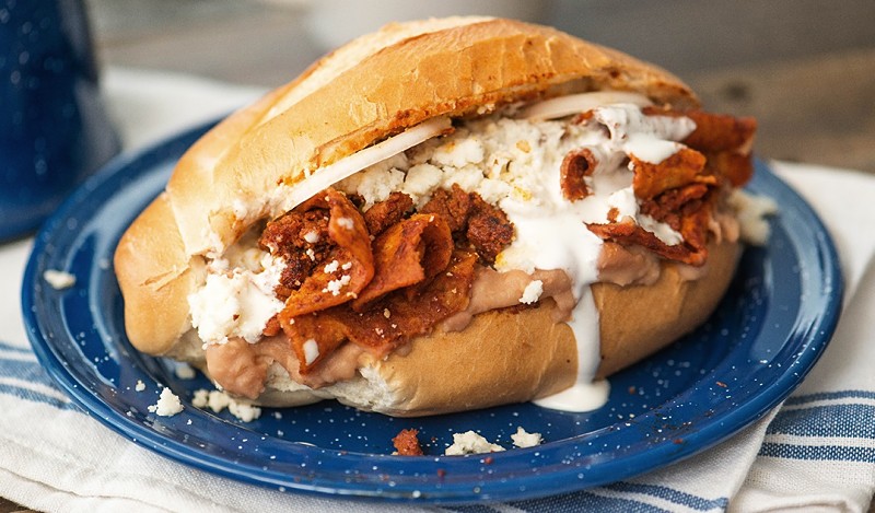 TORTA DE CHILAQUILES CON BUEBITO REVUELTO