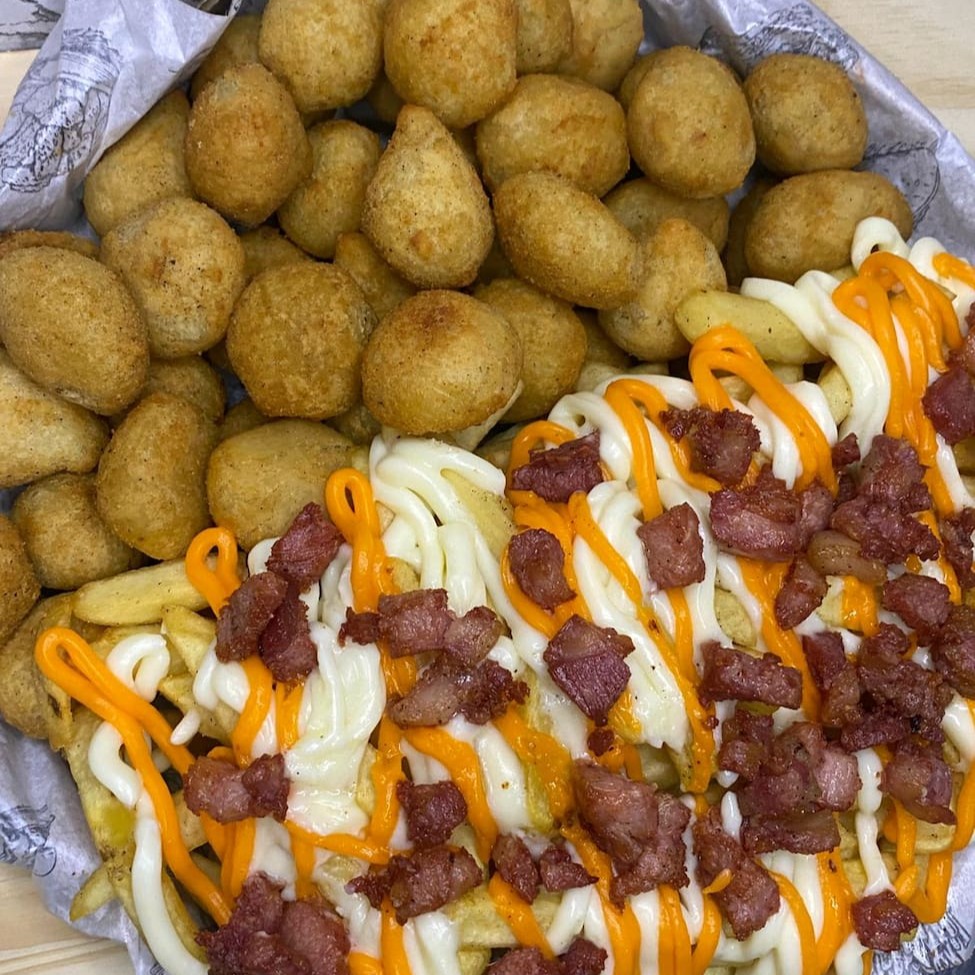 Acompanha: 50 salgados + batata turbinada com bacon, cheddar e Catupiry + flexa 2lt