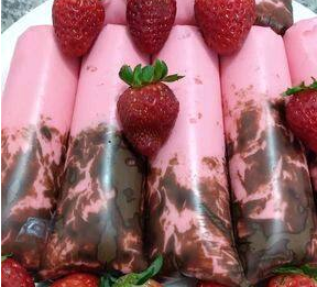 Apresentamos o 'Sacolé Morango Sensação', uma joia da nossa categoria 'Sacolé com base cremosa de morango e casquinha de chocolate meio amargo em volta.